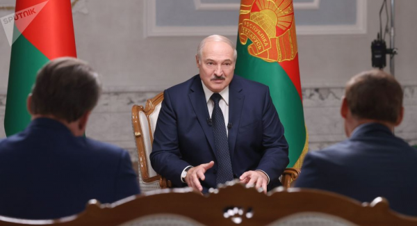 Лукашенко: каме дар курсии раисҷумҳури Беларус зиёдтар нишастам