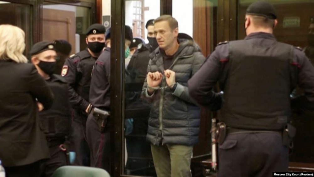 Ҳабси шартии Навалнийро тағйир доданд. Раҳбари мухолифини Русия дар зиндон мемонад