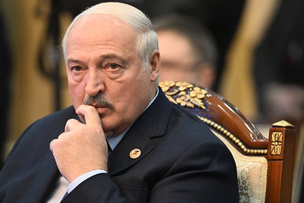 Лукашенко ҳушдор дод, ки “матои замони сулҳ” дар ҳоли пора шудан аст